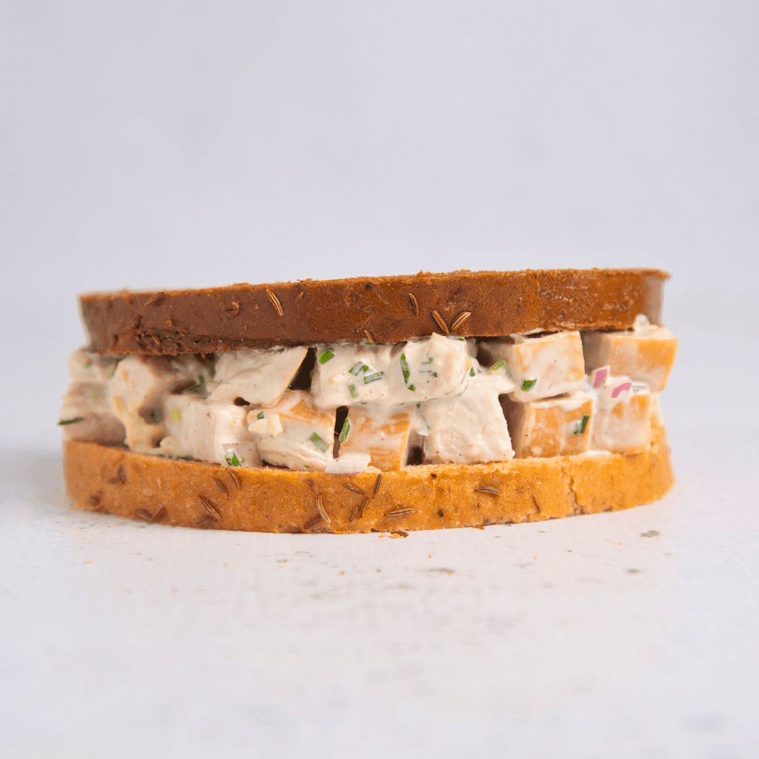 Ensalada de pollo - Schmaltzy Bros Delicatessen