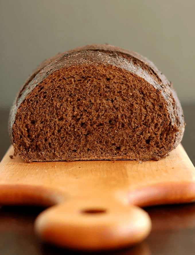 Hogaza de pan pumpernickel - Schmaltzy Bros Delicatessen